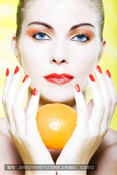 女人的畫像拿著橙色的Tangerine夜店柑橘類水果