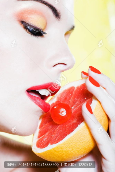 舔柚子女人肖像