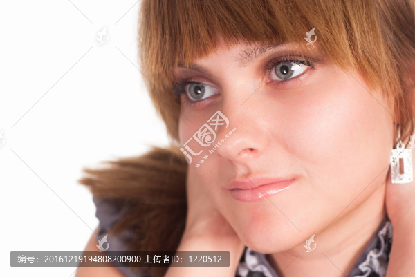 美麗的女孩在白色