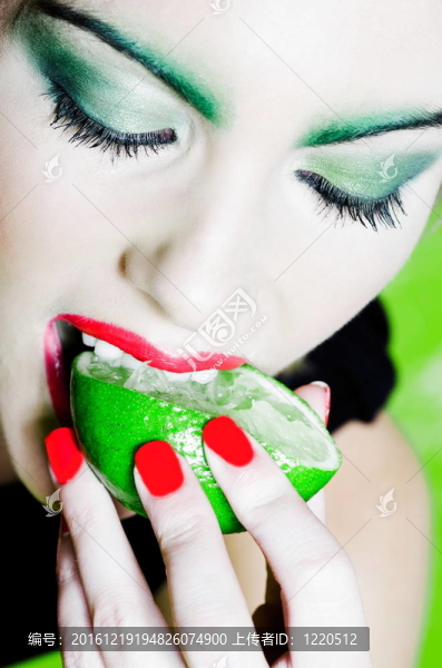 女人肖像咬酸橙柑橘