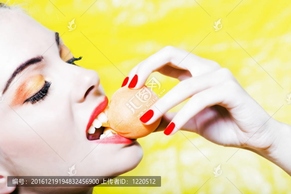 女人肖像吃杏