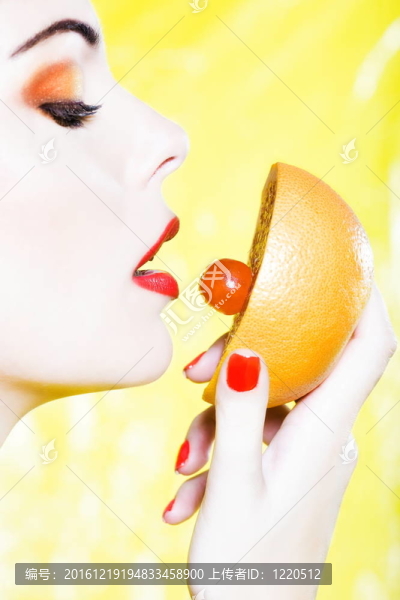女子肖像抱葡萄柚