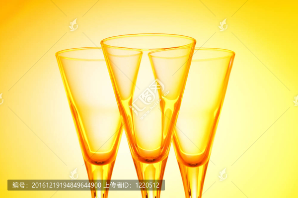 針對梯度背景的酒杯