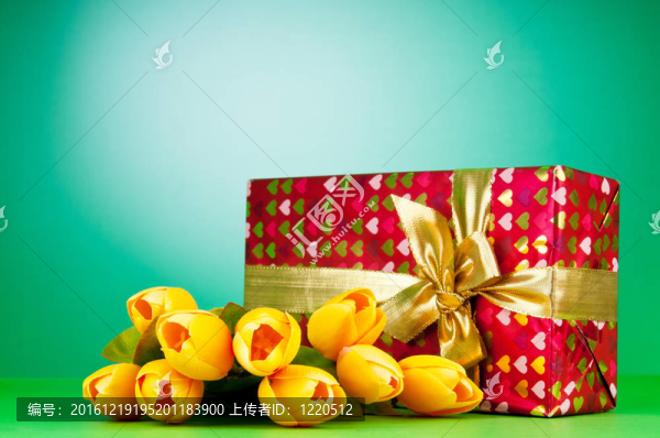 慶祝理念-禮品盒和郁金香花