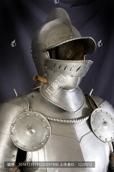 中世紀(jì)騎士盔甲。士兵對對手武器的金屬防護