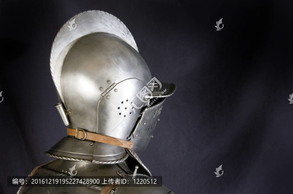 中世紀騎士盔甲。士兵對對手武器的金屬防護
