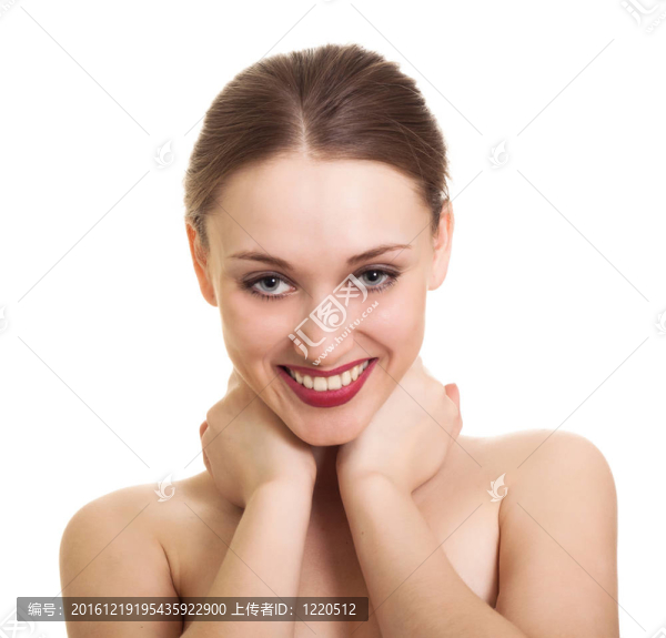 在白色背景上有著美麗笑容的年輕女子