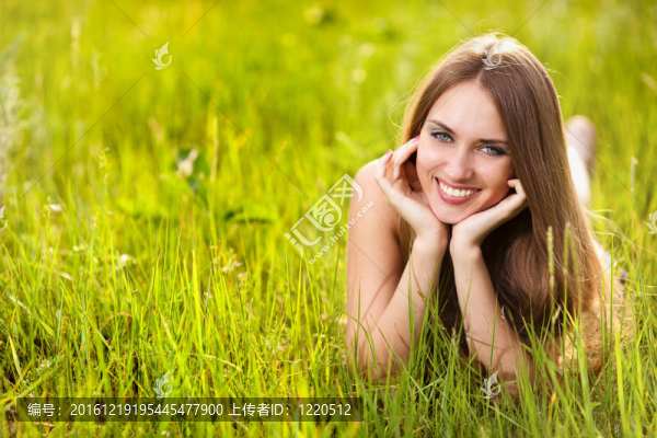 夏日溫暖的草地上美麗的金發(fā)女郎