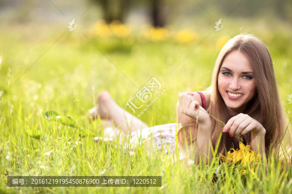 夏日溫暖的草地上美麗的金發(fā)女郎