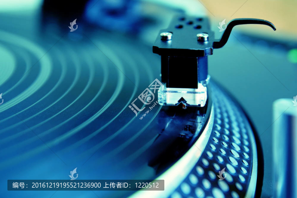 轉(zhuǎn)盤播放乙烯唱片