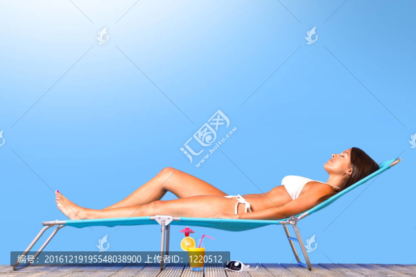 美女曬日光浴