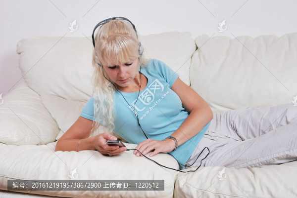 金發(fā)女人聽她的MP3播放器