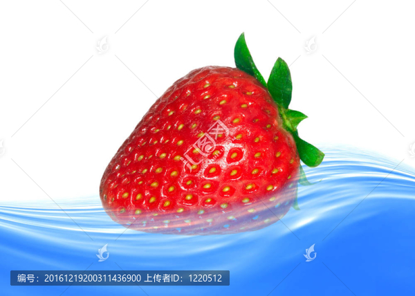 草莓在水