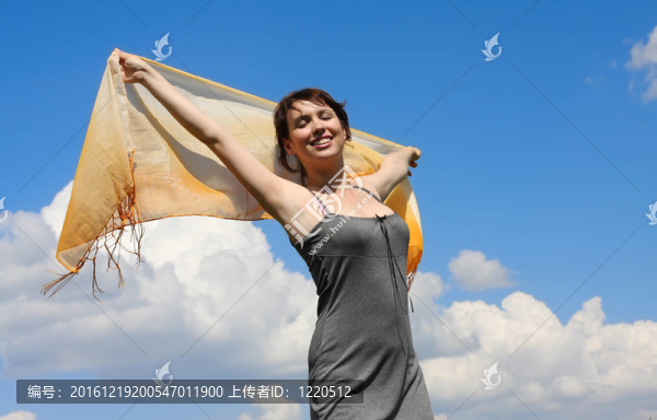 美麗的女孩和天空