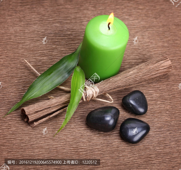 蠟燭燈；樹葉和石頭