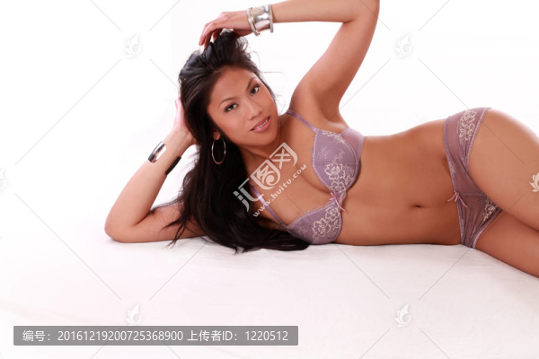 太平洋島嶼的年輕女性在紫色的胸罩和內(nèi)褲
