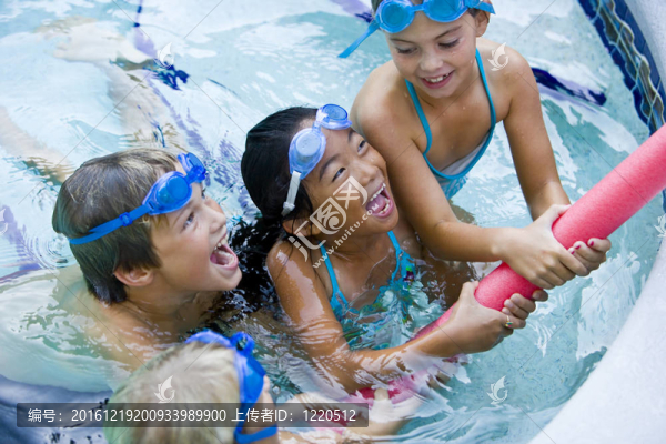 孩子們一起玩水池玩具