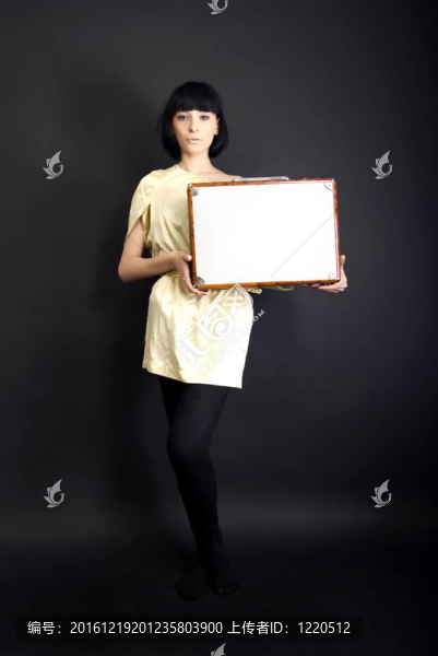 帶箱子的女孩