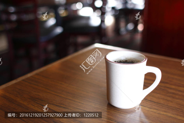 桌上咖啡杯