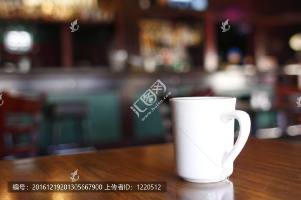 桌上咖啡杯
