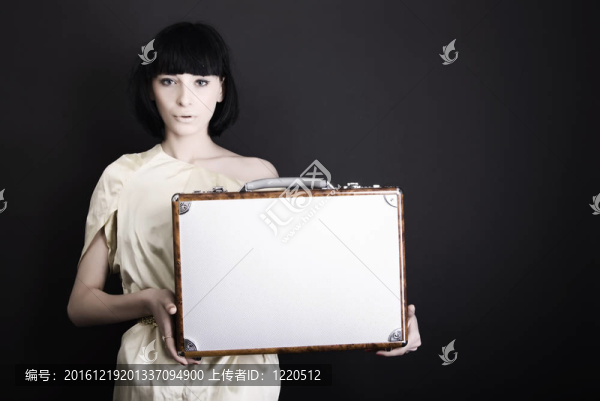 帶箱子的女孩