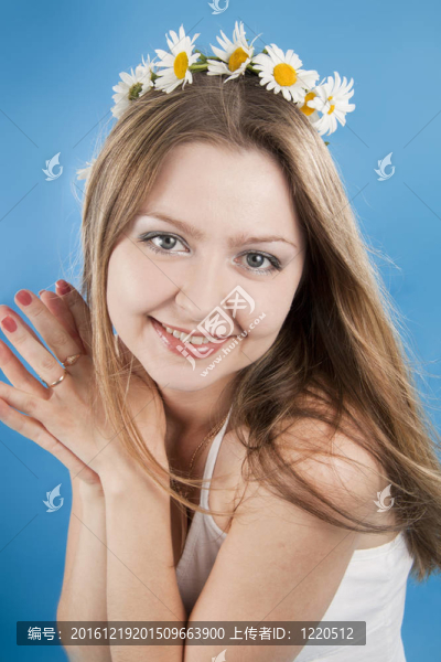 美麗的女人在藍色背景下微笑