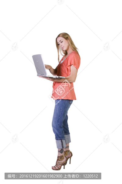 漂亮的女孩拿著筆記本電腦