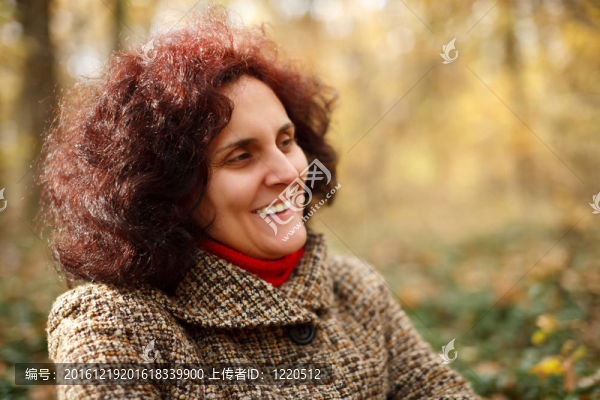 紅發(fā)女士戶外