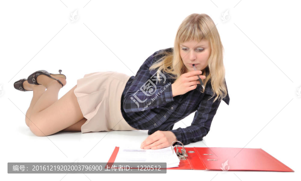 金發(fā)女郎讀文件。