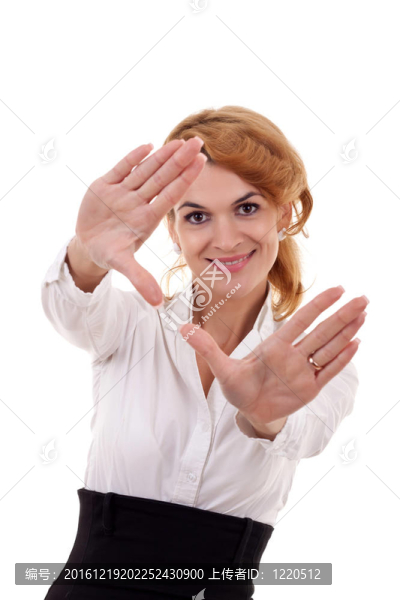 女人透過手框看