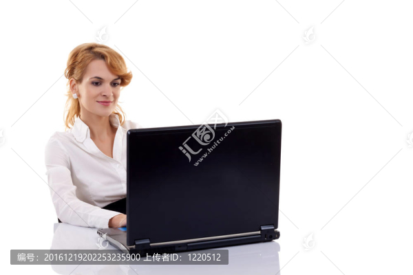 商務女性使用筆記本電腦