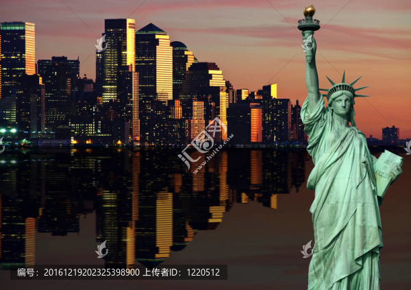 紐約的城市天際線在夜間；紐約；美國