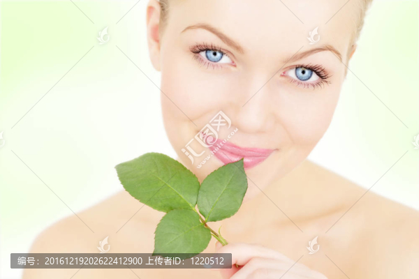在淺色背景上抱著小樹枝的漂亮女孩