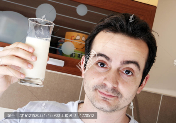 年輕人用谷物吃牛奶