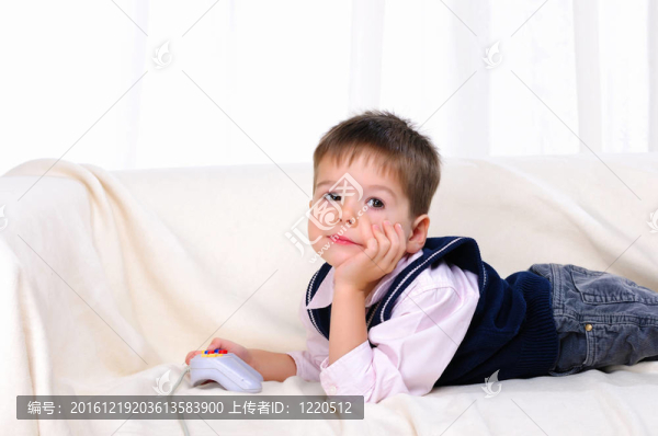 小男孩玩電子游戲