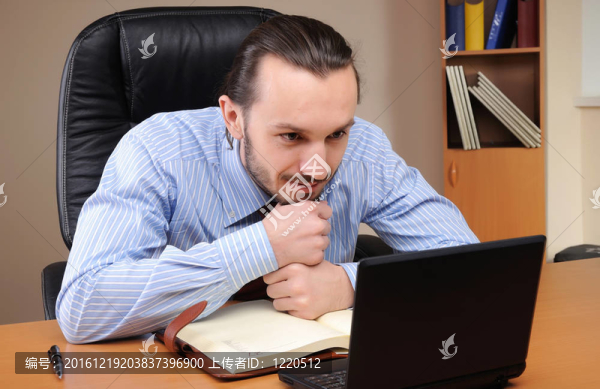 在辦公室工作的年輕商人