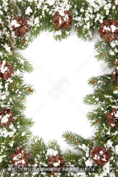 帶雪和圓錐體的圣誕框架