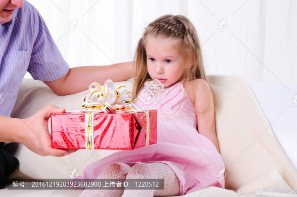父親給他年幼的女兒
