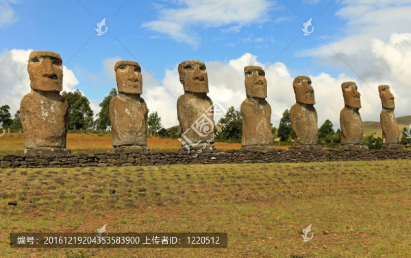 莊嚴(yán)的復(fù)活島石像