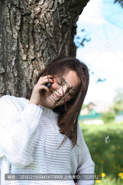 美女在電話里說話