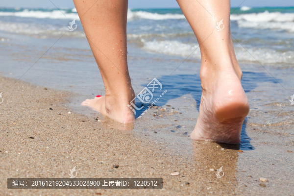 海灘上散步的女人