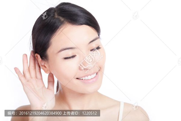 女人耳朵聽