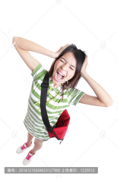 女學(xué)生尖叫著揪頭發(fā)