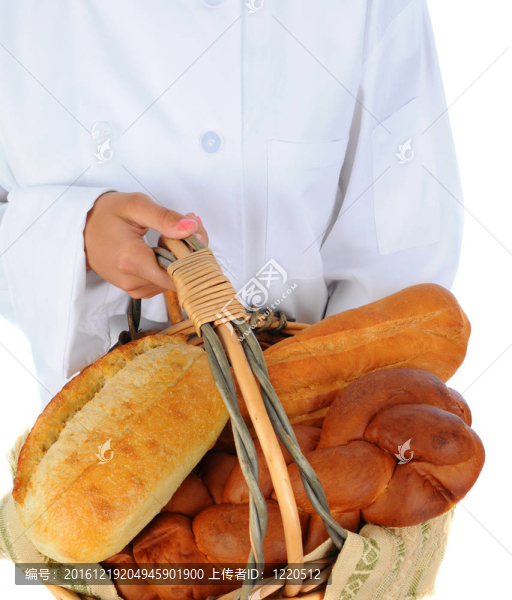 Baker拿著一籃子面包
