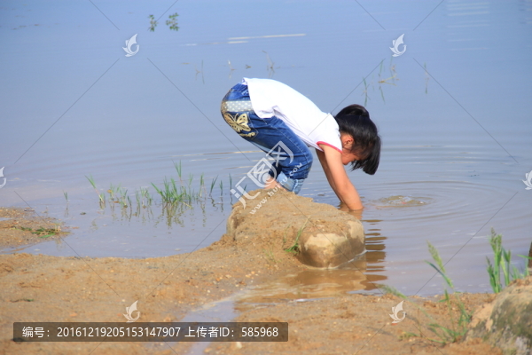兒童沙灘玩沙子