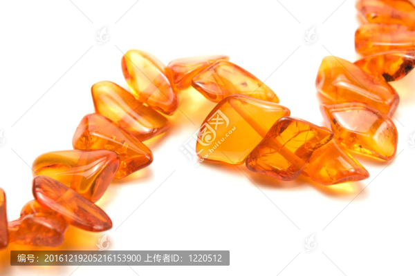 琥珀項(xiàng)鏈的片段