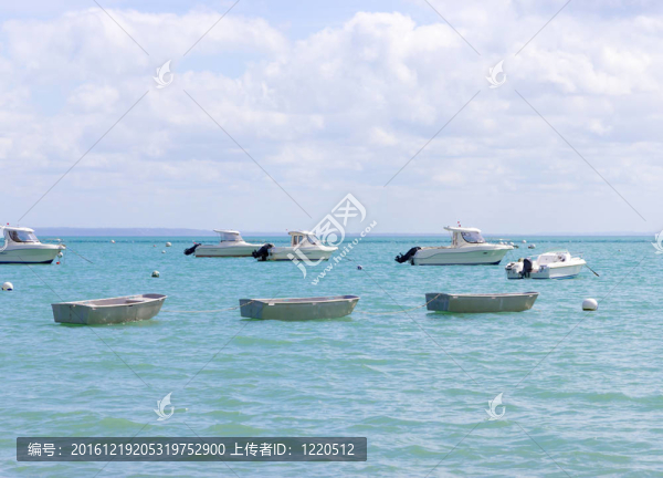 在平靜的藍(lán)色的大海，美麗的船；法國北部