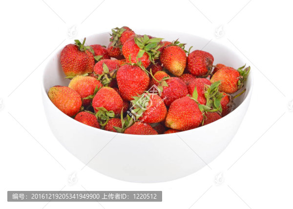Strawberry在碗；孤立在白色背景
