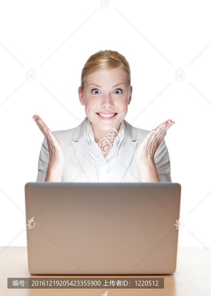 快樂的有吸引力的女商人坐在一臺筆記本電腦