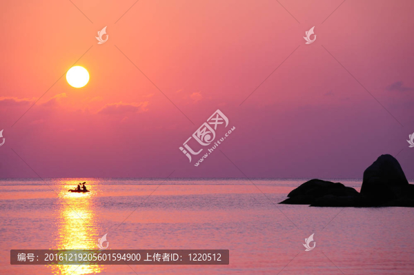 夫婦騎在夕陽的皮艇